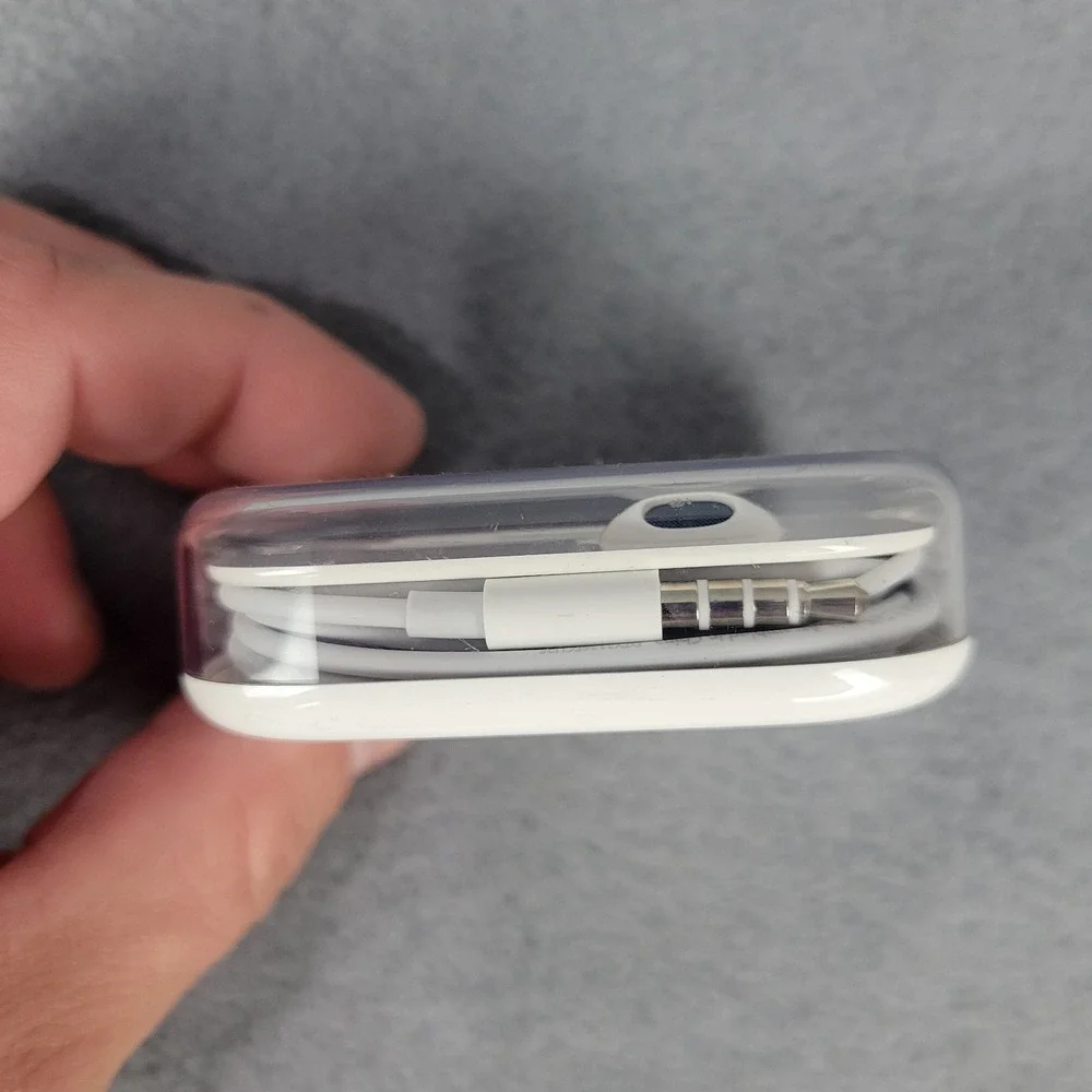 Apple Wired EarPods Handsfree White 3.5mm Headphone Jack Volume Controls w/ Case